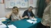 Сайлау комиссиясе рәисе Винер Хәмитов (у) "тавышлар"ны конвертка салу вакытында 