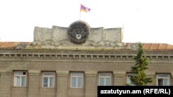 Флаг Нагорного Карабаха на главном здании правительства НК в Степанакерте