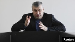 По мнению Эдуарда Кокойты, «власть не побрезговала даже откровенным подлогом, шантажом и давлением на отдельных депутатов»